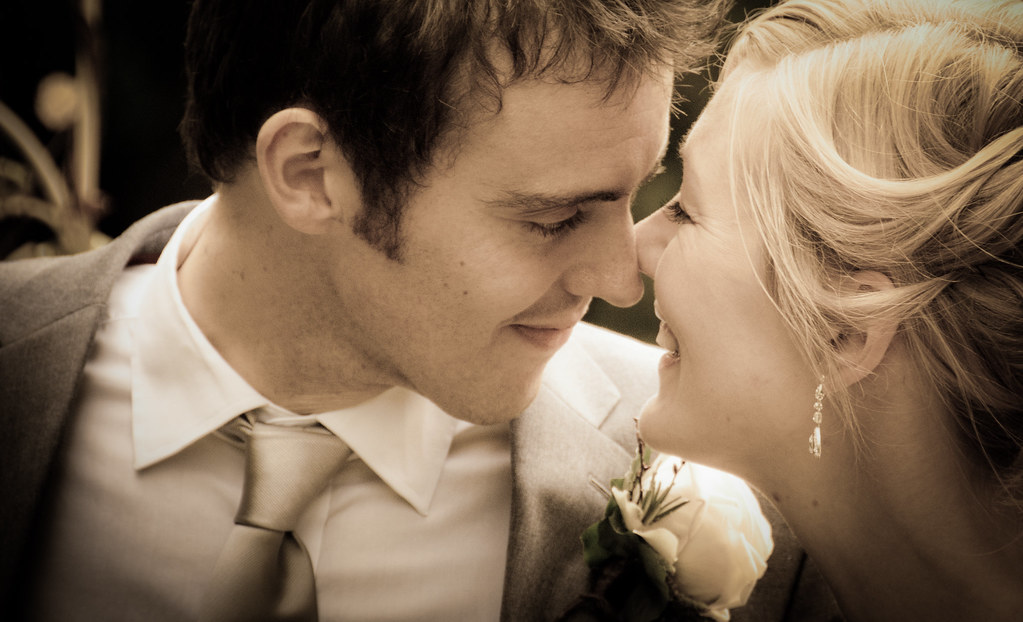 Casal recem casado sorrindo apos a cerimonia