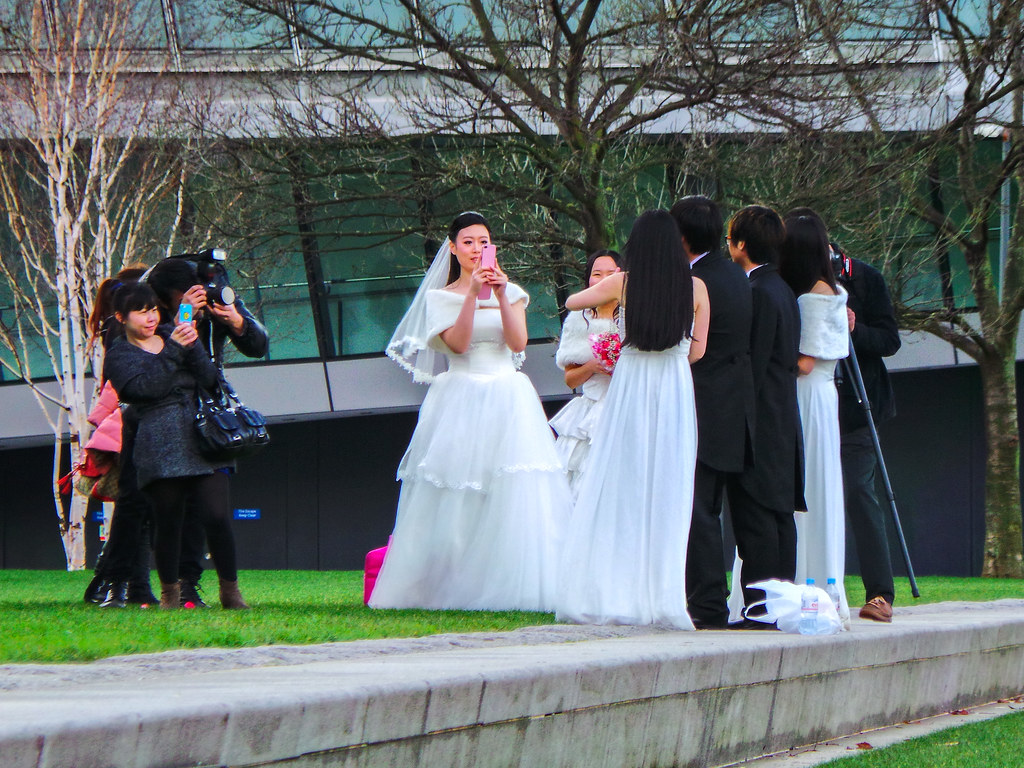 Fotografo registrando o casal durante a cerimonia
